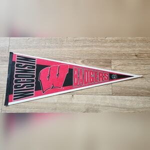 WISCONSIN BADGERS PENNANT 30 INCHES